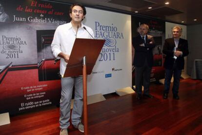 El colombiano Juan Gabriel Vásquez, durante la entrega del Premio Alfaguara y, a la derecha, Ignacio Polanco y Bernardo Atxaga.