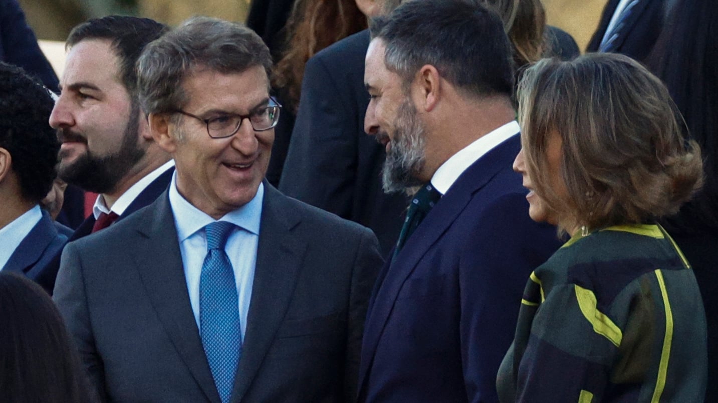Los presidentes del PP, Alberto Núñez Feijóo, y Vox, Santiago Abascal, en el desfile de la Fiesta Nacional de 2022.