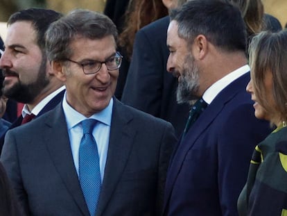 MADRID, 12/10/2022.- El líder popular, Alberto Nuñez Feijóo (2i), conversa con el responsable de Vox, Santiago Abascal (2d), a su llegada al desfile del Día de la Fiesta Nacional, este miércoles, en Madrid. EFE/Rodrigo Jiménez
