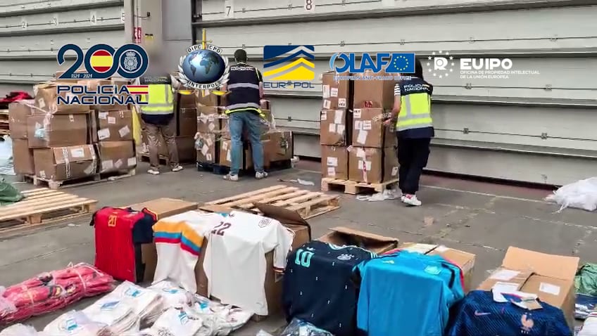 Golpe al tráfico de camisetas falsas en pleno Mundial: 66.000 requisadas y 95 detenidos en varias ciudades de España