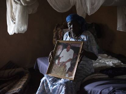 Teguida Diallo se aferra a la única foto que le queda de su hijo Makan Kanouté, muerto en la ruta migratoria hacia Europa. 