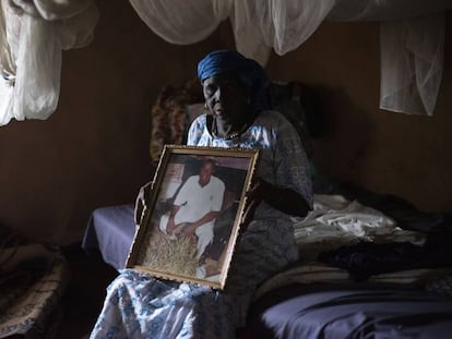 Teguida Diallo se aferra a la única foto que le queda de su hijo Makan Kanouté, muerto en la ruta migratoria hacia Europa.