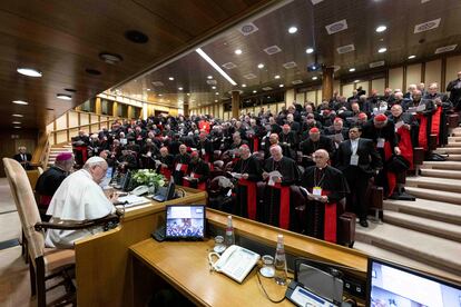 Un momento de la reunión de este lunes del Papa con los cardenales de la Iglesia. 