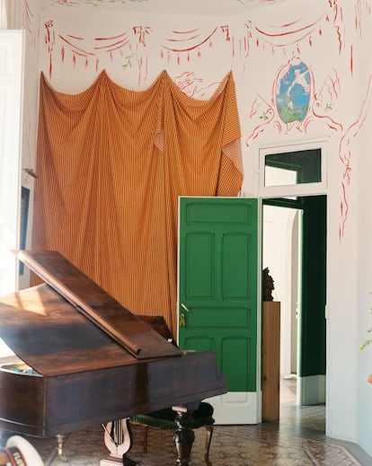 En el salón, pinturas murales del propio Parra, entelados teatrales y un piano de cola