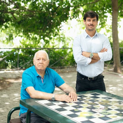 Juan Fermín Castro (86 años) y Fernando Roca (31). Residente en España desde hace seis años, Juan contó a Fernando mil anécdotas de su Cuba natal.