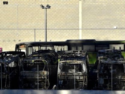 Seis de los ocho autobuses de la empresa de transporte p&uacute;blico Bizkaibus que han quedado completamente calcinados esta madrugada.