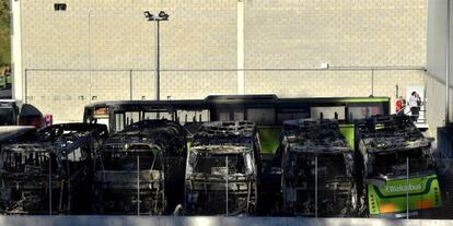 Seis de los ocho autobuses de la empresa de transporte público Bizkaibus que han quedado completamente calcinados esta madrugada.