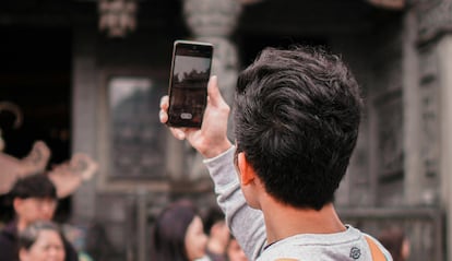 Uso de un smartphone al estar de viaje