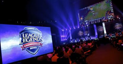 Cientos de jóvenes en Madrid durante la final europea de "League of Legends".