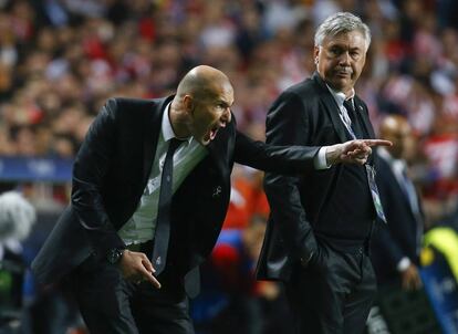 Zidane, ayudante de Ancelotti, da instrucciones a los jugadores en la final de la Champions de Lisboa contra el Atlético.