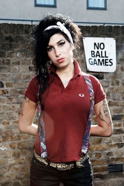 Los pañuelos en la cabeza y el look pin up se lo debemos a Amy Winehouse.