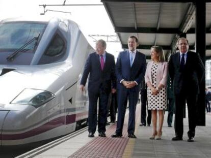 De izquierda a derecha, Antonio Silván, Mariano Rajoy, Ana Pastor y Juan Vicente Herrera, en la inauguración del AVE en León.