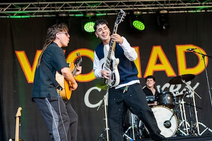 Juan y Carlos, en el concierto de Sanguijuelas del Guadiana el pasado mayo en el festival Womad de Cáceres. Detrás, el batería que les acompaña en la gira, Manu Oliva.