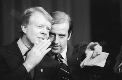 El senador por Delaware Joe Biden señala a un amigo entre la multitud de la Academia de Padua mientras conversa con el presidente estadounidense, Jimmy Carter, durante una recaudación de fondos en 1978.