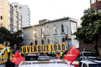 Hoodline detalló que la última vez que en San Francisco tuvo lugar una movilización semejante fue en noviembre de 1974, cuando 14 casas fueron trasladadas. En la imagen, la casa 'circula' por una de las calles de la ciudad.