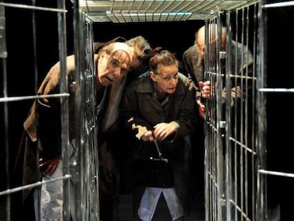 Los cuatro ancianos protagonistas de &lsquo;El grito en el cielo&rsquo; frente a una de las jaulas donde sienten que viven. 