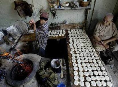 Un panadero prepara el pan típico para las meriendas en Srinagar, India.