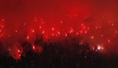 Torcida do Flamengo usa sinalizadores na final da Copa Sul-Americana.