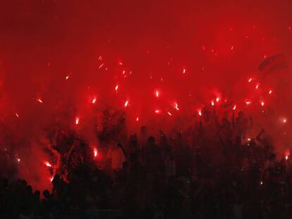 Torcida do Flamengo usa sinalizadores na final da Copa Sul-Americana.