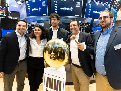 De izquierda a derecha, los ejecutivos de Wallbox Douglas Alfaro, Barbara Calixto, Eduard Castaneda, Jordi Lainz y Enric Asunción, en el tradicional toque de campana en la Bolsa de Nueva York el pasado octubre.