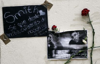 Mensajes, claveles y una imagen de Jorge Luis en el lugar donde cayó muerto el menor.