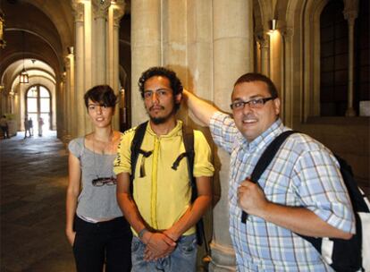 De izquierda a derecha, Xaviera Vilamitjana, Pablo Molano y Hugo Alvira, en la entrada de la Universidad Central de Barcelona.