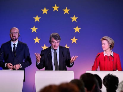 Desde la izquierda, el presidente del Consejo Europeo, Charles Michel; el del Parlamento, David Sassoli, y la presidenta de la Comisión, Ursula von der Leyen, este viernes en Bruselas.