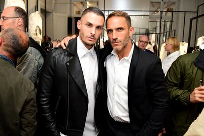 Baptiste Giabiconi y Sebastien Jondeau en el tributo a Karl Lagerfeld celebrado en París en septiembre de 2019.
