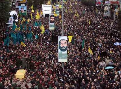 Militantes de Hezbolá llevan el ataúd del jefe militar de la organización, Imad Mugniyah, en las calles del sur de Beirut.