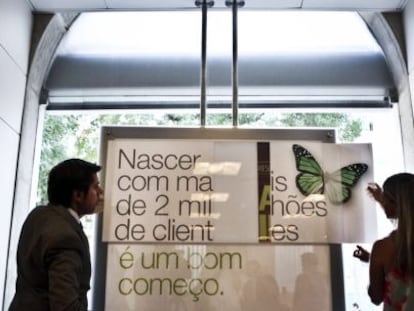 Dos trabajadores cambian el nombre y carteles del Banco Esp&iacute;rito Santo tras la transformaci&oacute;n en Novo Banco, en una oficina de Lisboa (Portugal). EFE/Archivo