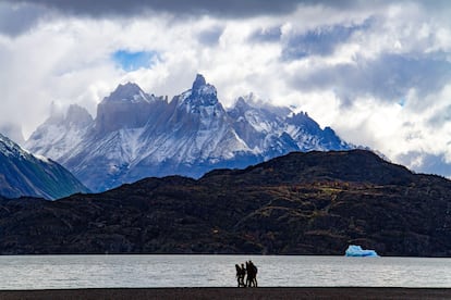 América, de punta a punta. La gran expansión por América data de hace unos 13.000 años y, como paisaje representativo de ella, Arsuaga propone la Patagonia y Tierra de Fuego (Argentina y Chile), en el extremo sur del continente. “En África y en Euroasia habíamos coevolucionado con la fauna, y esa es la razón de que allí siga existiendo megafauna”, explica. Sin embargo, en Australia y en América vivían elefantes, mamuts, perezosos gigantes, que se extinguieron coincidiendo con la llegada del hombre; también con un cambio climático, ya que nos situamos en el final de la glaciación. “Soy de la opinión de que influyó todo, pero que fueron los seres humanos”, defiende quien, en 2014, organizó, junto al naturalista Carlos de Hita, una muestra de los paisajes sonoros que nos han ido acompañando desde nuestros inicios. “Ha sido, probablemente, la única exposición en la historia que ha tenido lugar con la luz apagada”, dice muy serio.