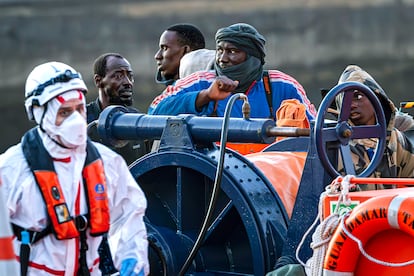 Llegada de un grupo de migrantes rescatados por Salvamento Marítimo al puerto de La Restinga (El Hierro), el 28 de febrero. 