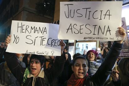 "Hermana yo sí te creo" y "Justicia Asesina" son algunas de las consignas en apoyo a la víctima de La Manada que pueden leerse en las pancartas de la concentración frente al Ministerio de Justicia.