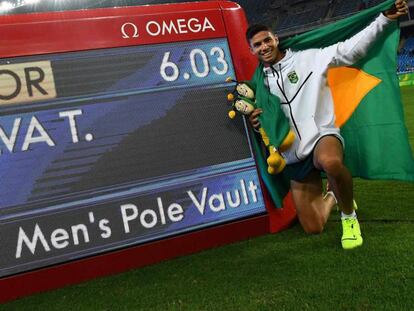 Thiago posa ao lado do novo recorde olímpico.