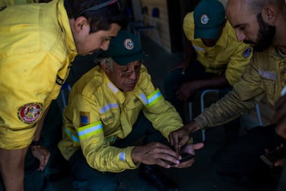 “Todo mundo está muito triste, muito estressado. Alguns até estão doentes”, diz Pem Tarita, uma jovem moradora de Alto Paraíso que trabalha como voluntária para dar assistência logística aos que combatem o fogo