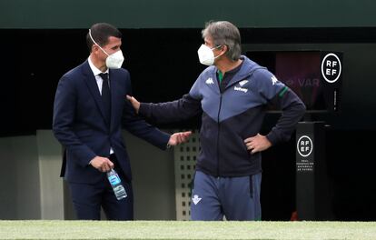 Pellegrini y Gracia se saludan en el Betis-Valencia del pasado domingo.