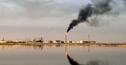 Una refinería cerca de Umm Quasar en Basora, Irak.