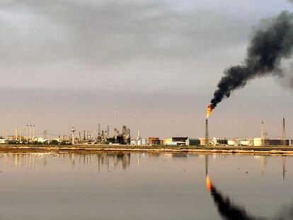 Una refinería cerca de Umm Quasar en Basora, Irak.