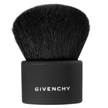 El pincel Kabuki de Givenchy permite un acabado completamente natural y uniforme gracias a su forma grande, redonda y biselada.
Su precio habitual es de 41,95 euros. Hoy, 35,66 euros (descuento del 15%).