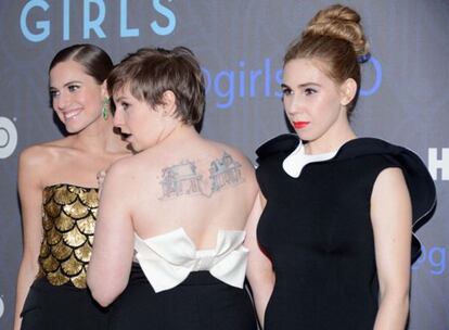 Dunham, no centro, junto às suas companheiras de elenco, Allison Williams (esquerda) e Zosia Mamet.