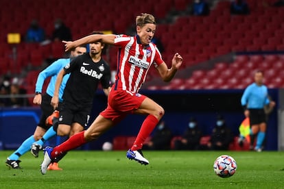 Marcos Llorente conduce el balón durante el último Atlético-Salzburgo (3-2) de Liga de Campeones. / GABRIEL BOUYS  (AFP)