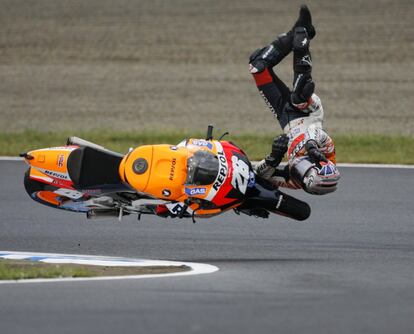 Dani Pedrosa durante una aparatosa cada, en el Gran Premio de MotoGP de Japn, el 23 de septiembre de 2007.