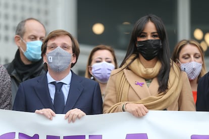 El alcalde de Madrid, José Luis Martínez-Almeida y la vicealcaldesa, Begoña Villacís, sujetan una pancarta en contra de la violencia de género, este viernes.