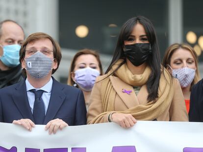 El alcalde de Madrid, José Luis Martínez-Almeida y la vicealcaldesa, Begoña Villacís, sujetan una pancarta en contra de la violencia de género, este viernes.