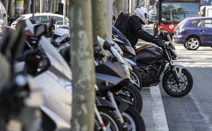 Motos aparcades a la vorera d'un carrer de Barcelona.