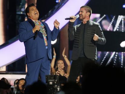 Juan Gabriel y Juanes cantan durante los Premios Billboard de Música Latina en Florida, el 28 de agosto de 2016. 