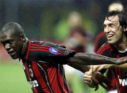 Seedorf celebra con Pirlo su gol al Manchester.