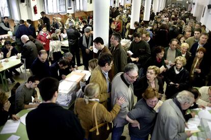 A las 18.00 del 14-M, ha votado el 63% del censo. Eso significa un incremento de 7,6 puntos sobre las elecciones de 2000. Cataluña es la comunidad autónoma que registra mayor aumento. En la imagen, masiva afluencia de votantes en el colegio electoral de Educación infantil y primaria Ramón Llull de Barcelona.