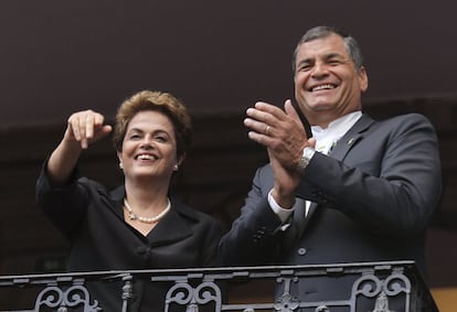 Los presidentes de Brasil, Dilma Rousseff (izq) y de Ecuador, Rafael Correa saludan desde un balc&oacute;n en Quito.