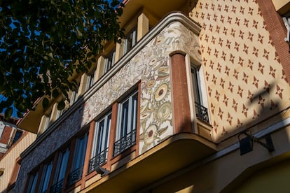 Detalle de la fachada del teatro Pavón (1924), uno de los primeros ejemplos del estilo 'art déco' en Madrid.